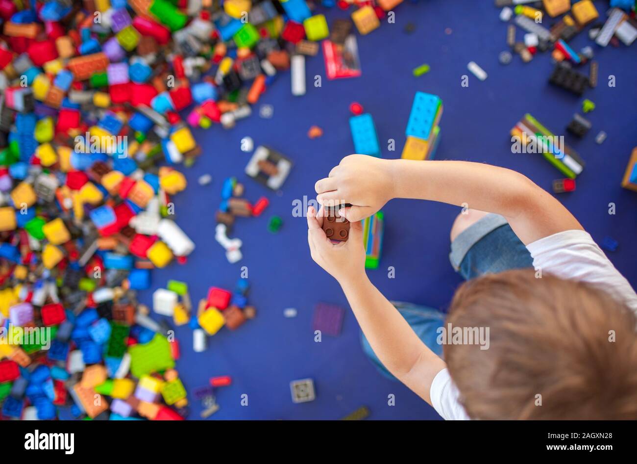 4 Jahre junge Gebäude einen Turm mit mit Verriegelung aus Kunststoff Ziegel Spiel. Selektiver Fokus Stockfoto