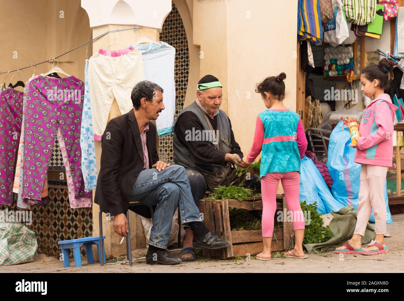 Kleine Kinder kaufen Kräuter in den Straßen der Medina, Fez, Marokko Stockfoto