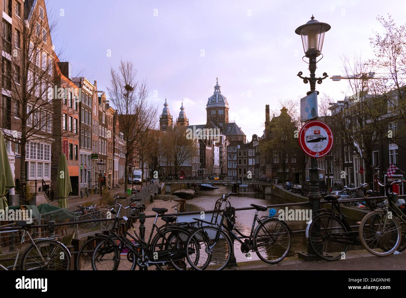 Fahrräder Amsterdam Canal bridge Stockfoto