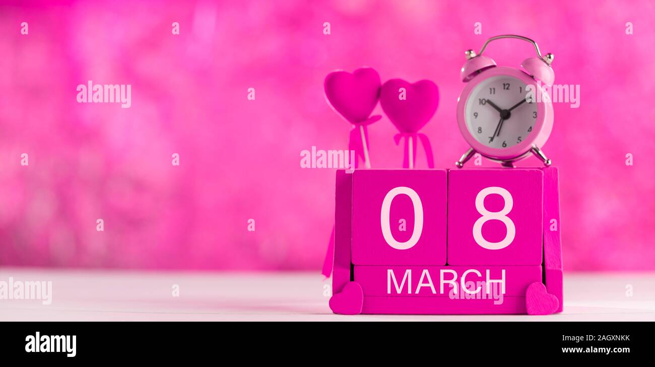 8. März, dem Internationalen Frauentag, rosa Holz- Kalender vor Rosa bokeh Hintergrund Stockfoto