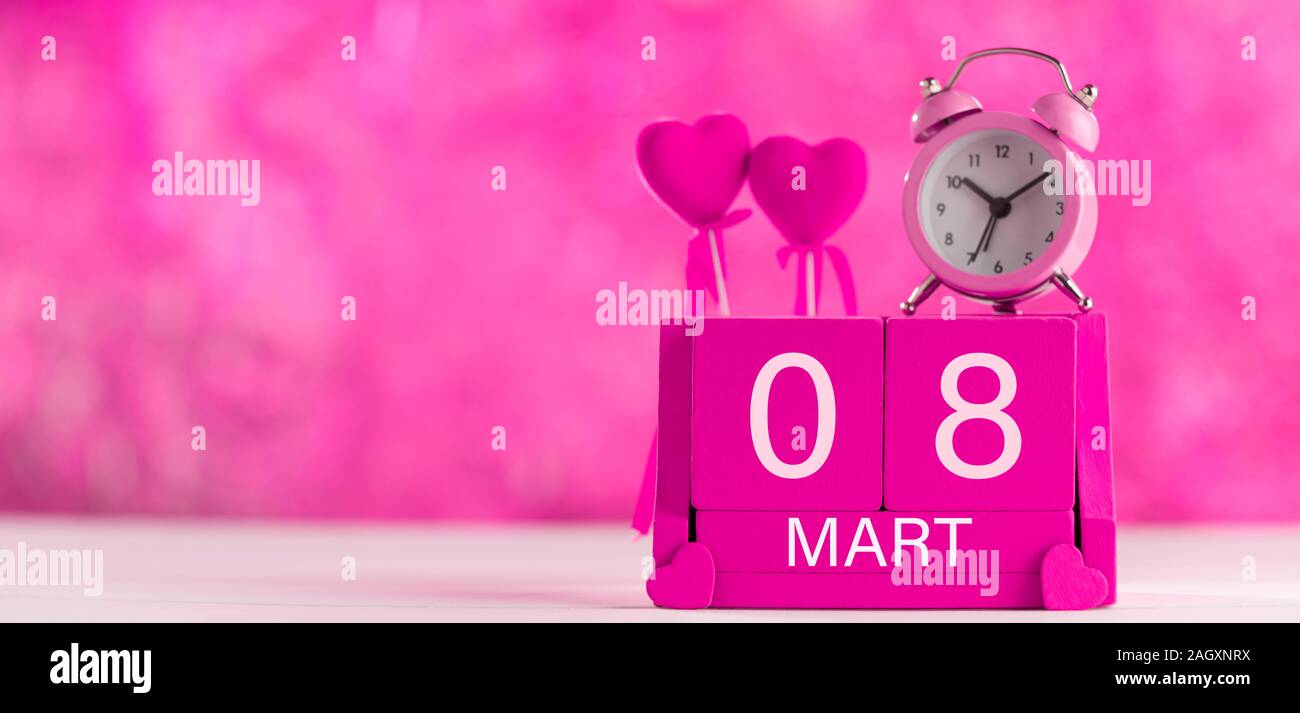 Am 8. März (Türkisch; 08 Mart) der Internationale Tag der Frau Rosa Holz- Kalender vor Rosa bokeh Hintergrund Stockfoto