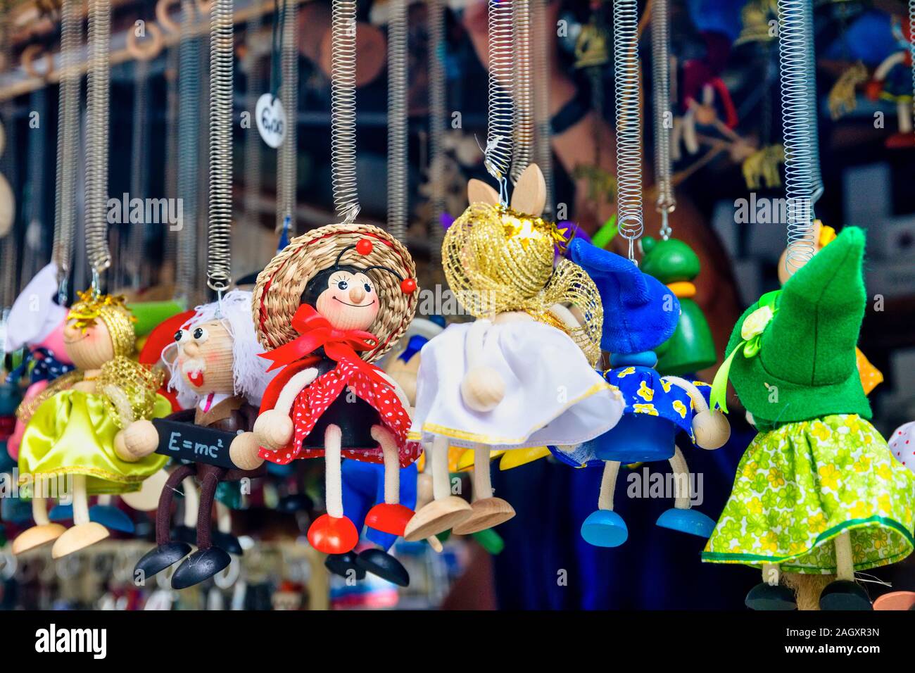 Bratislava, Slowakei - 21. August 2019: Nahaufnahme von dekorativen Objekten in einem Souvenirs Shop auf dem Basar in der Altstadt von Bratislava, Slowakei verkauft Stockfoto