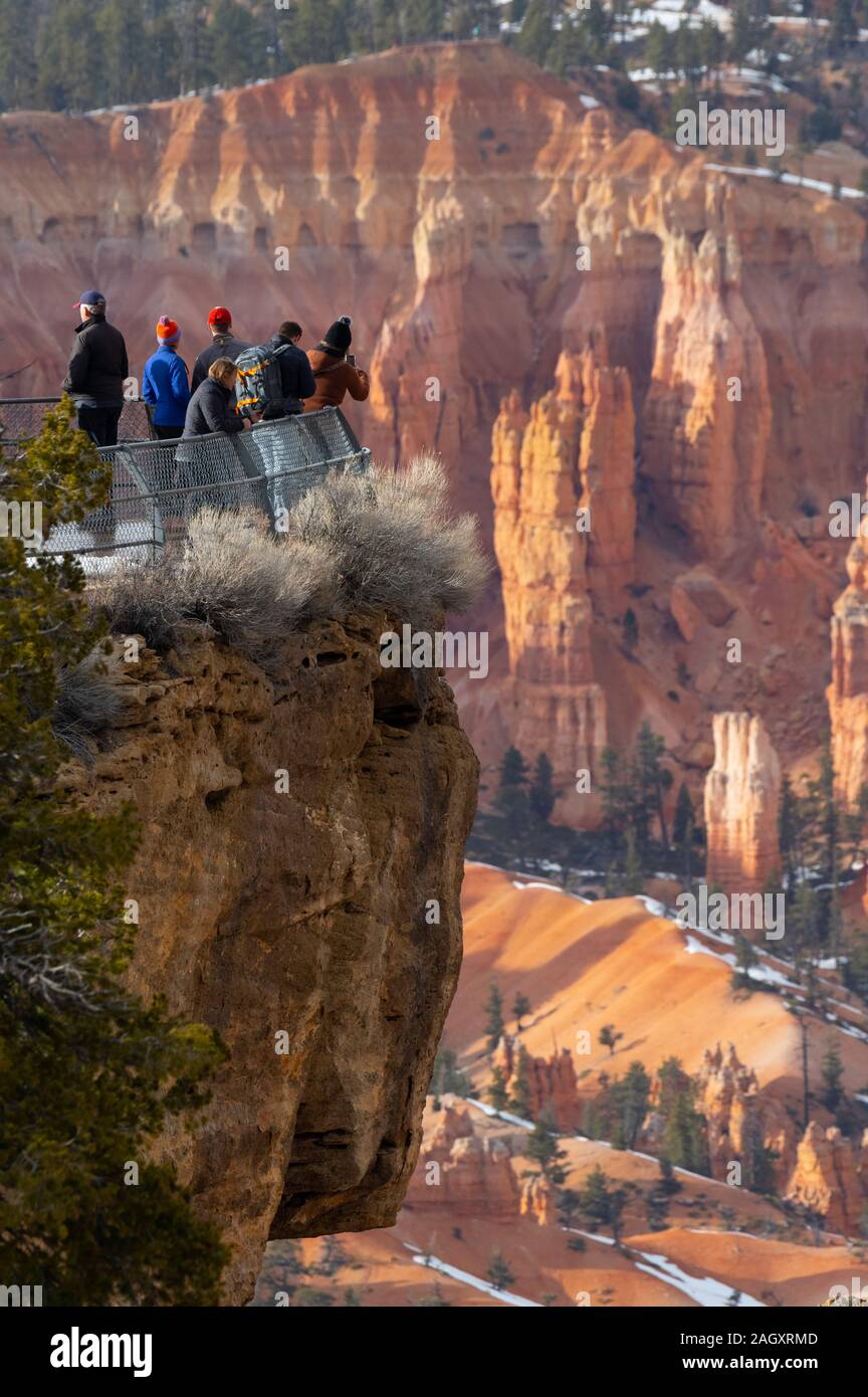 Touristen am Bryce Point, Bryce Canyon National Park, Utah Stockfoto