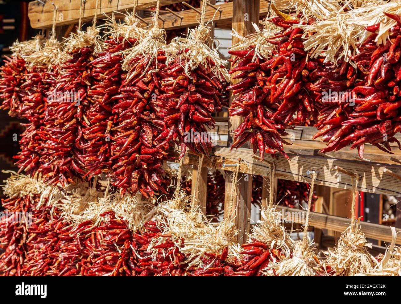 New Mexico Chile ristras zum verkauf in Santa Fe, New Mexico, USA. Stockfoto
