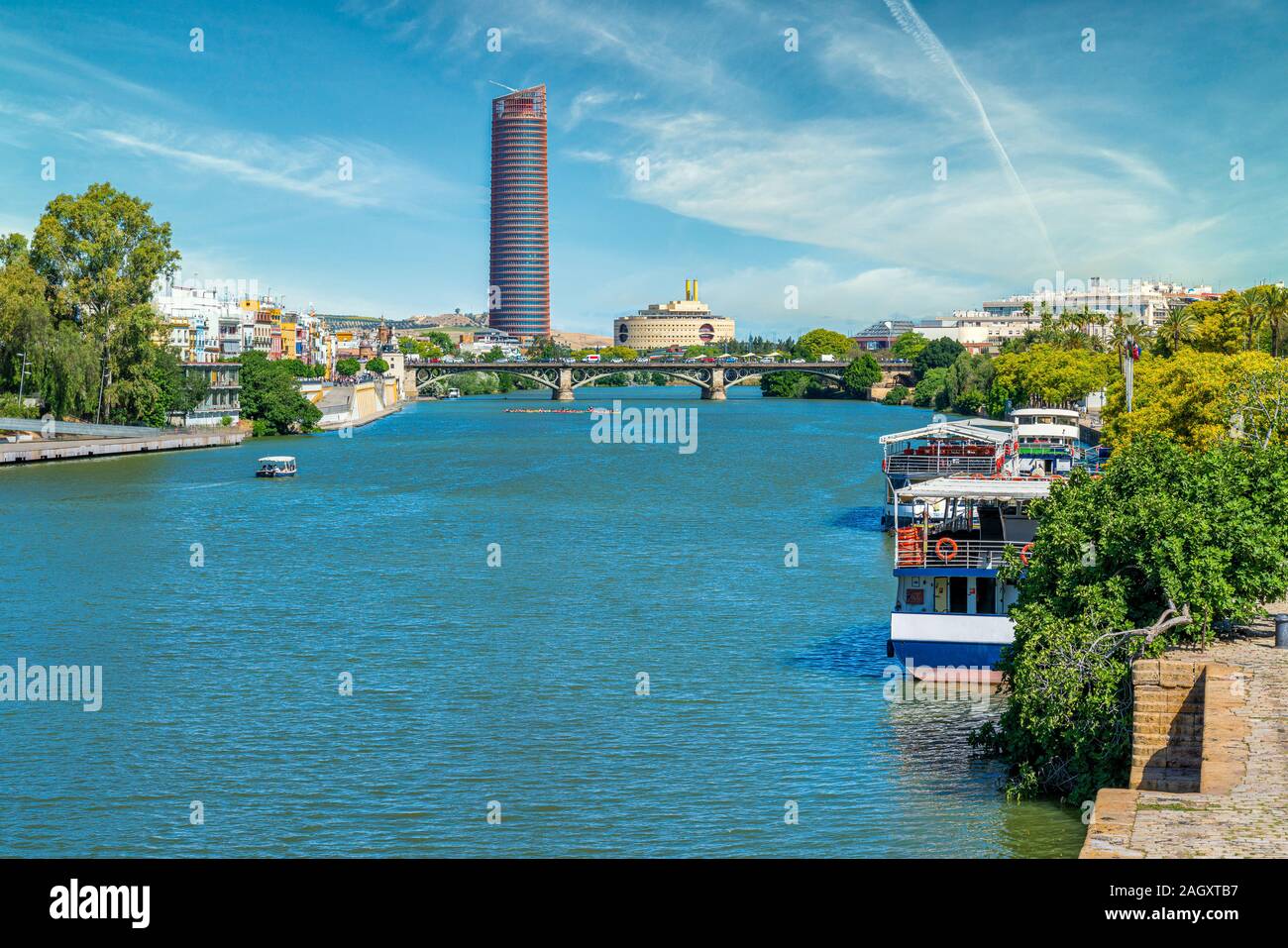 Panoramischer Anblick auf dem Fluss Guadalquivir mit dem Torre Sevilla in Sevilla, Andalusien, Spanien. Stockfoto