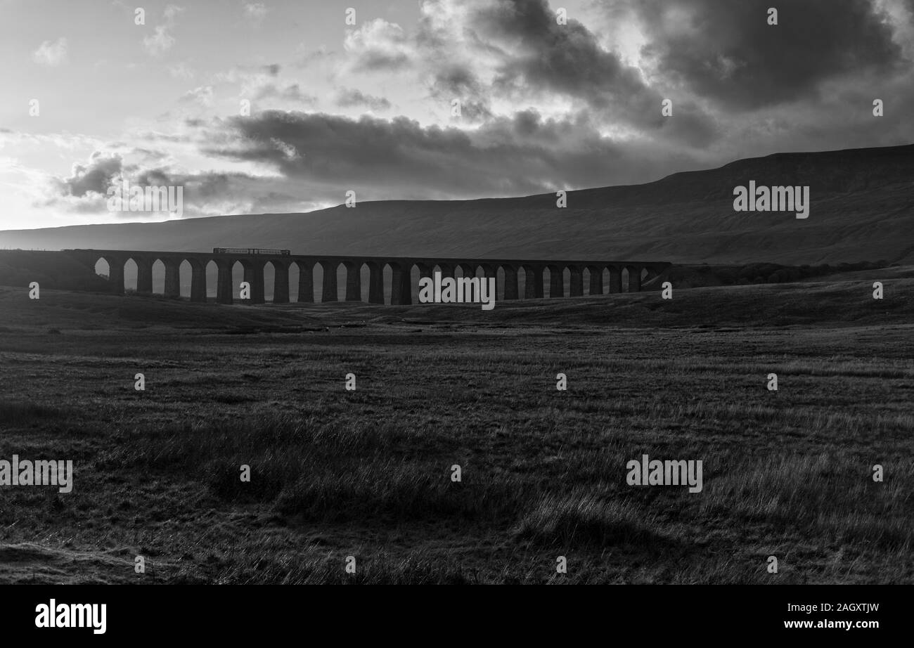 Arriva Northern Rail Class 158 Sprinter Bahnübergang Ribblehead Viadukt über die Settle Carlisle Railway Line bei Sonnenuntergang Stockfoto