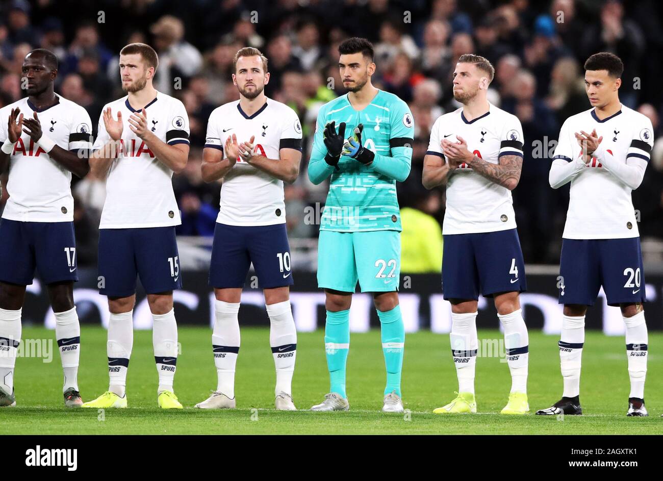 Tottenham Hotspur Spieler nehmen Teil an eine Minute Applaus im Gedächtnis der späten Martin Peters vor der Premier League bei Tottenham Hotspur Stadium, London. Stockfoto