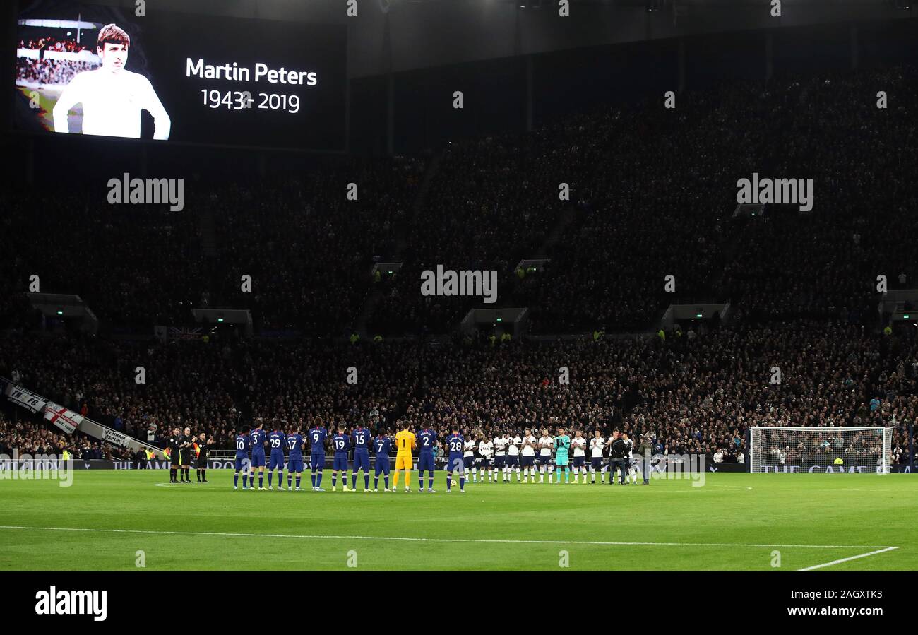 Die Spieler nehmen teil an eine Minute Applaus im Gedächtnis der späten Martin Peters vor der Premier League bei Tottenham Hotspur Stadium, London. Stockfoto