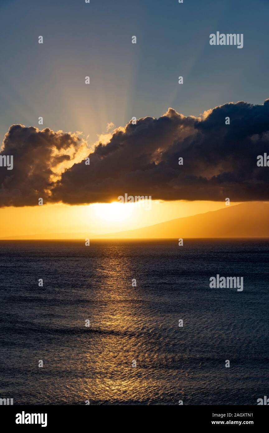 Sonnenuntergang über Lanai, aus dem Kahana, Maui, Hawaii Stockfoto