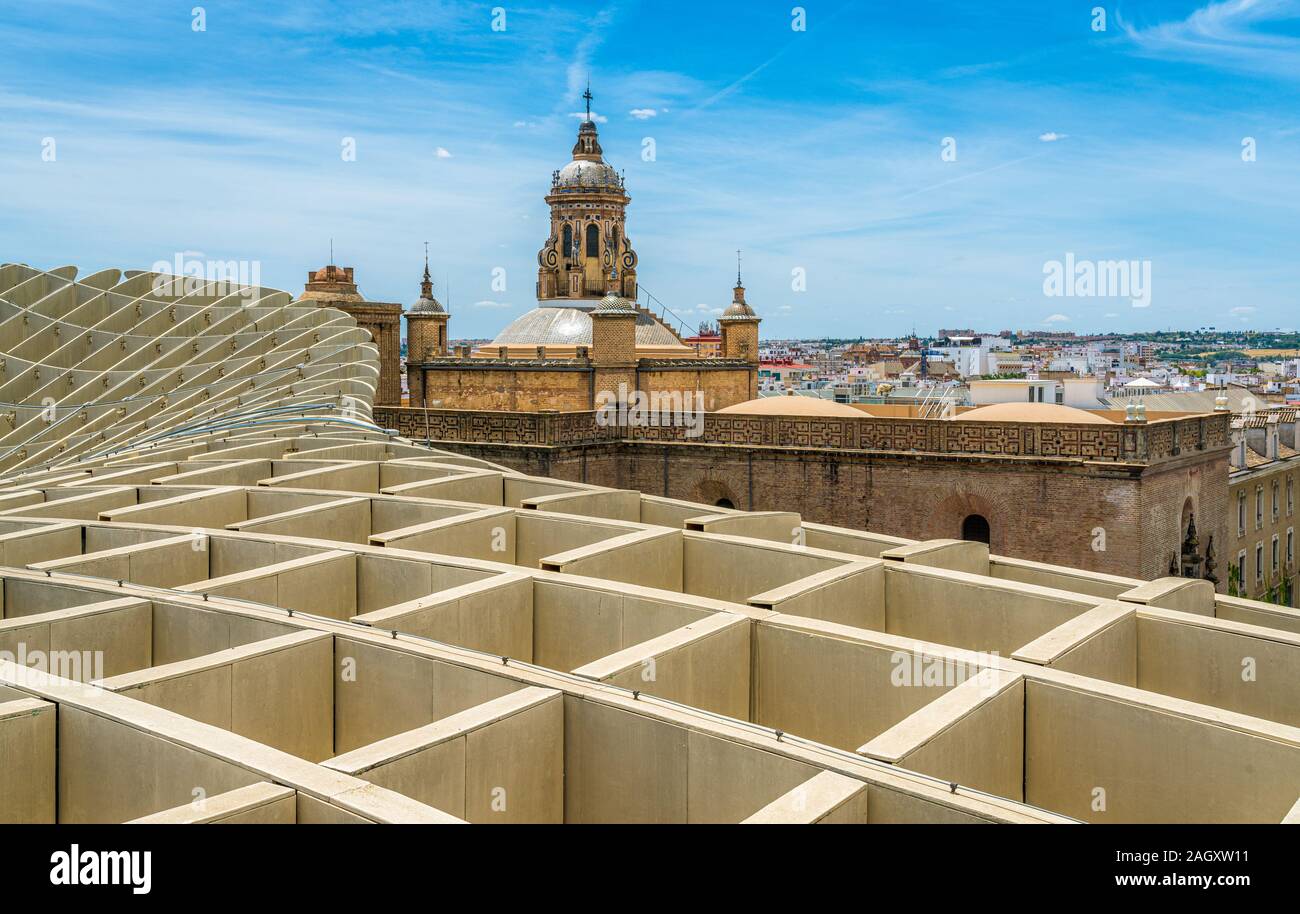 Panoramablick von der Metropol Parasol Terrasse an einem sonnigen Nachmittag in Sevilla, Andalusien, Spanien. Stockfoto