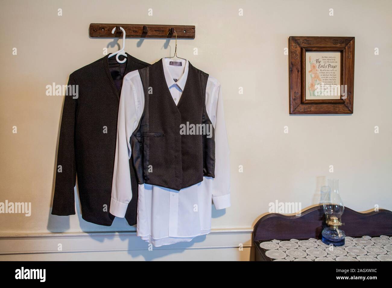 Amish Homestead, Vintage Herrenbekleidung in einem Schlafzimmer hängen,  Lancaster County, Pennsylvania, USA, antike Garderobe Pa Bilder  Stockfotografie - Alamy