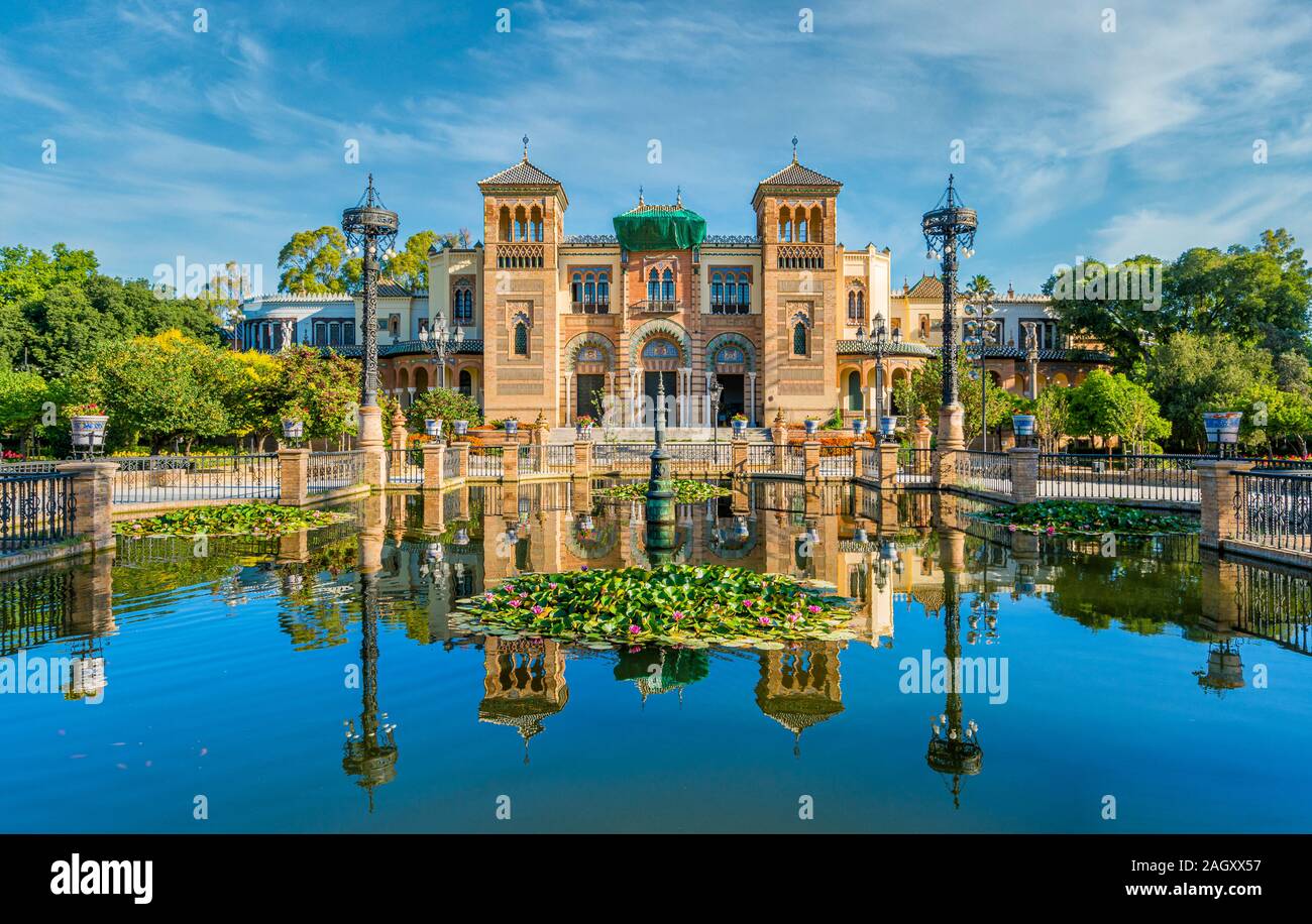 Museum für Volkskunst und Traditionen in der Nähe von Brunnen in Sevilla, Andalusien, Spanien. Stockfoto