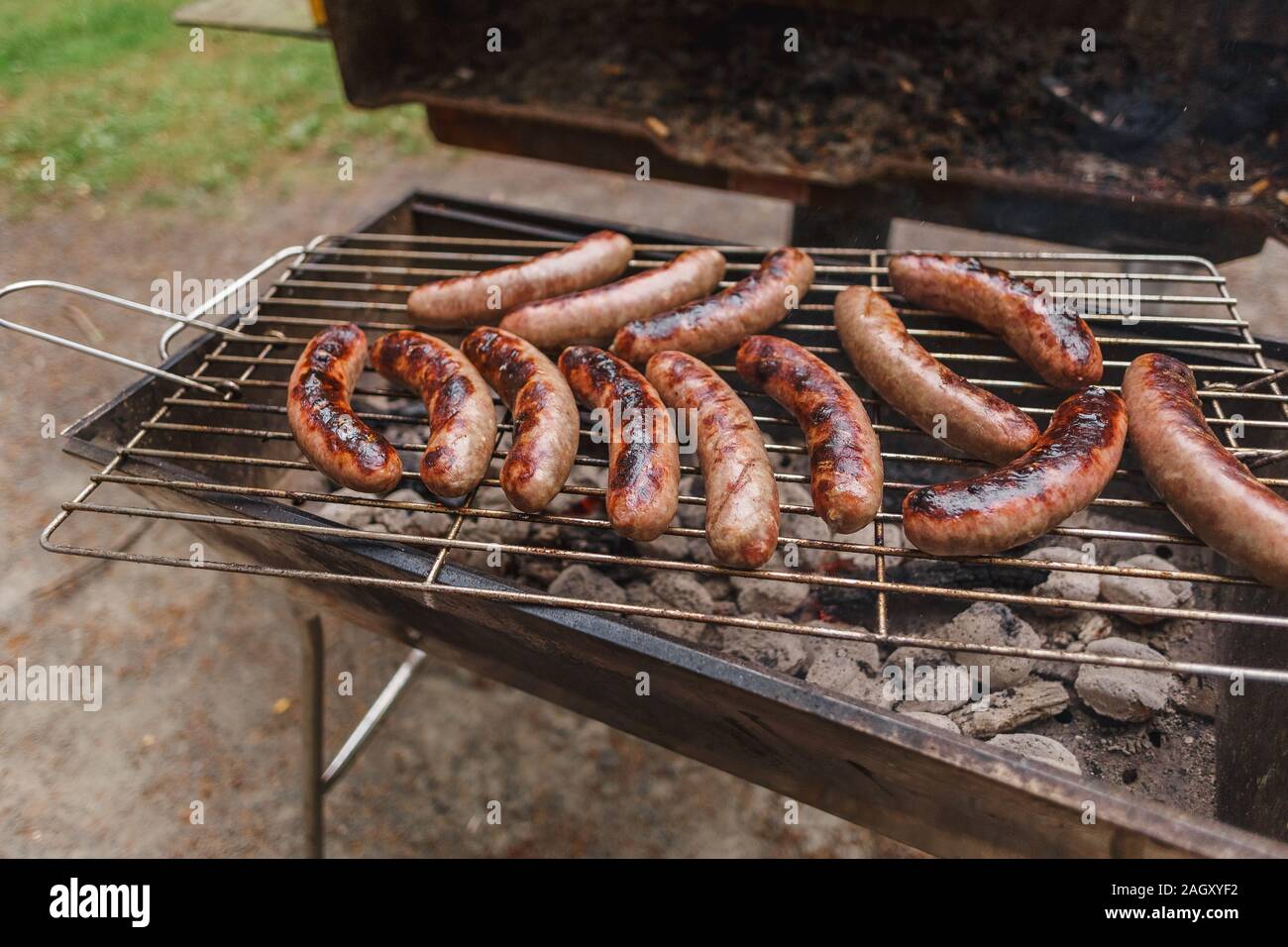 Grillen Würstchen am Grill im Freien. Picnick, im Park oder Wald. Selektiver Fokus Stockfoto