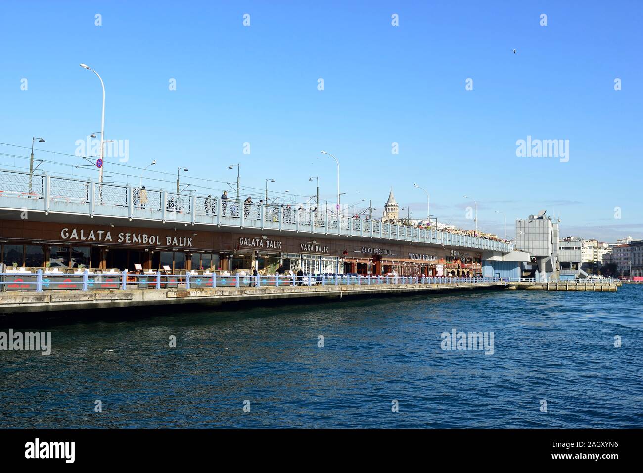 Türkei, Istanbul. Blick auf die Galata Brücke in Istanbul Stockfoto