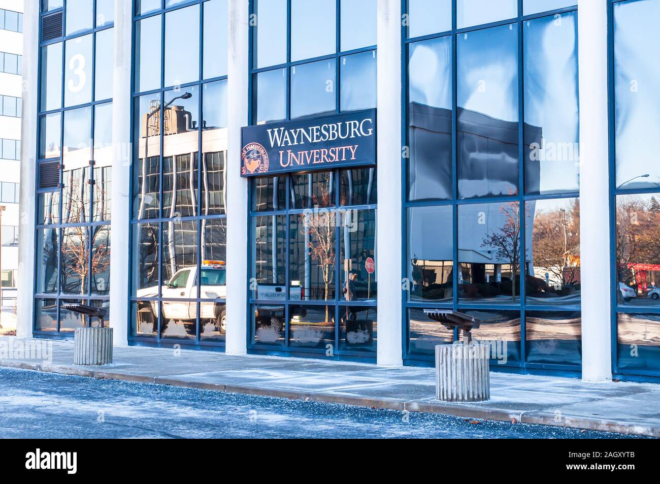 Ein Zweig der Campus der Waynesburg Universität in Penn Center East Gebäude 3 mit einem gespiegelten Spiegelbild eines anderen Gebäudes, Wilkins TWP, PA, USA Stockfoto