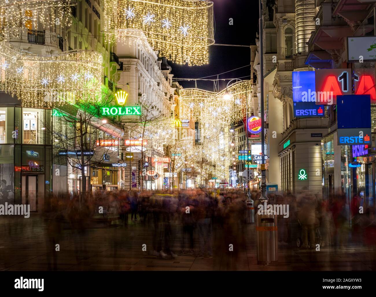 Kärntner Straße dekoriert mit Weihnachtsbeleuchtung, Wien Ausrtia Stockfoto