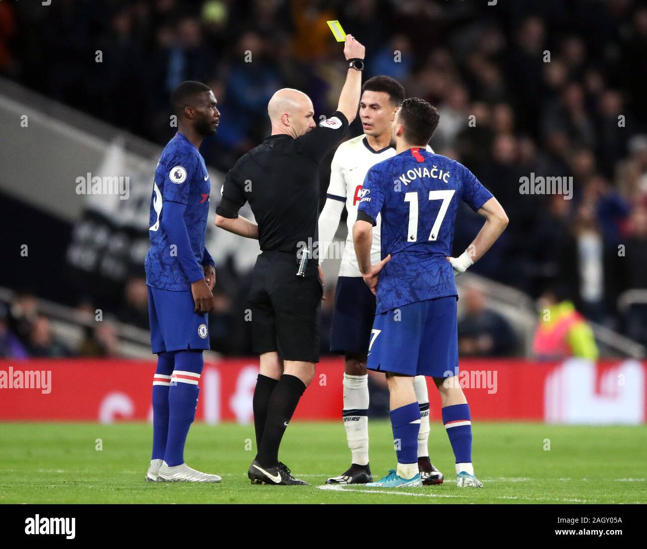 Schiedsrichter Anthony Taylor Zeigt Chelsea S Mateo Kovacic Rechts Und Tottenham Hotspur Der Dele Alli Eine Gelbe Karte Wahrend Der Premier League Spiel Gegen Tottenham Hotspur Stadium London Stockfotografie Alamy