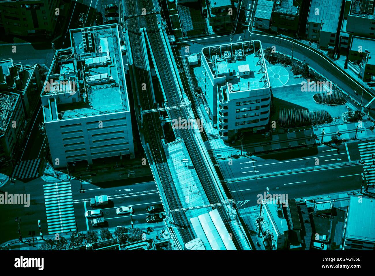 Urbane Kern in Tokio, Japan. Schienen mit Gebäuden. Hohe Blickwinkel betrachten. Türkis Stockfoto