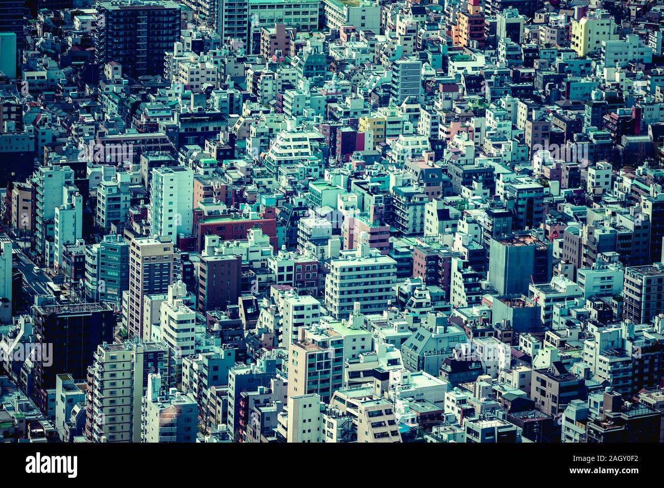 Hohen winkel Blick auf Tokyo Straßen und städtischen Entwicklung. Dichten Gebäuden Bereich Stockfoto