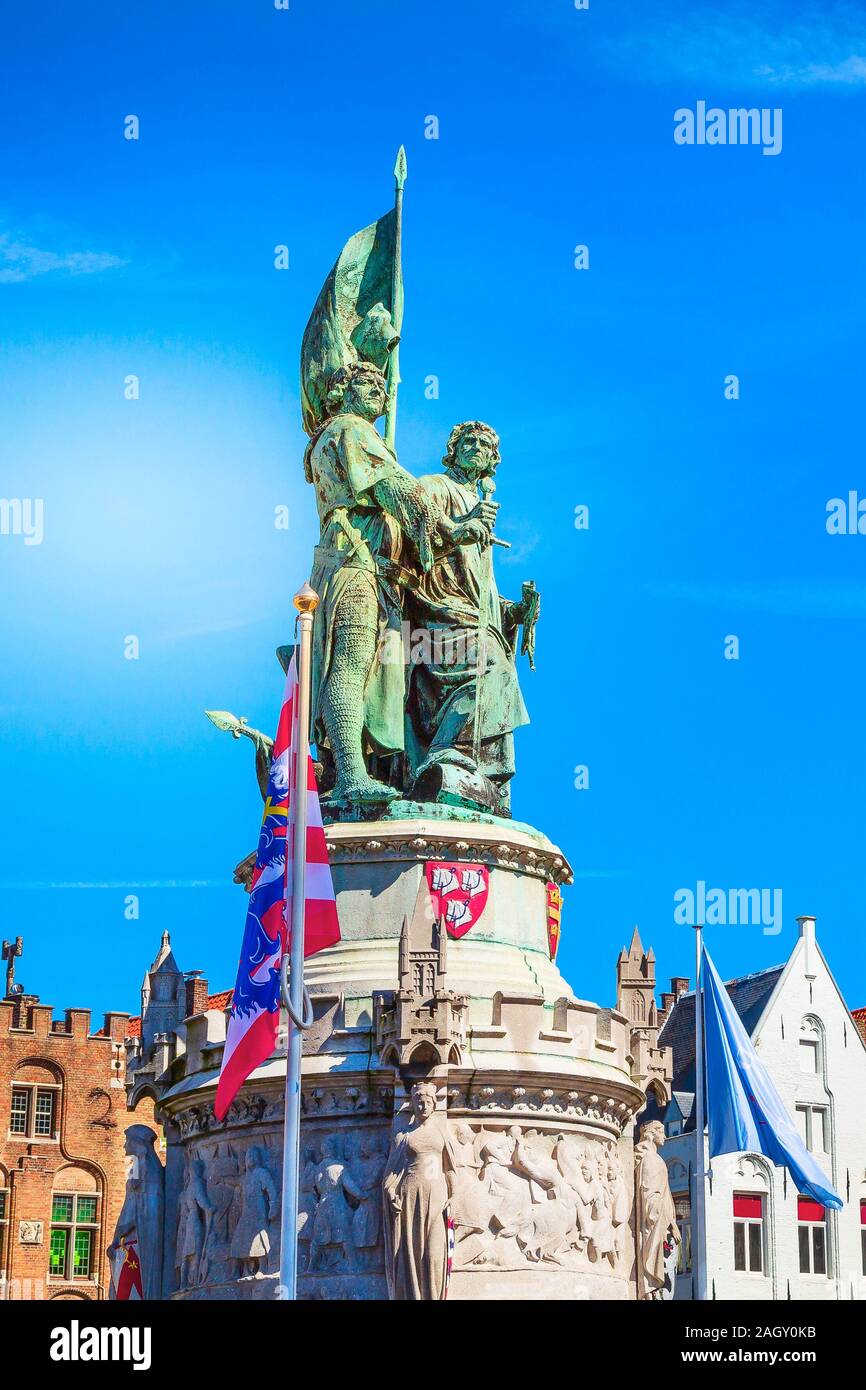 Brügge, Belgien Statue von Jan Breydel und Pieter de Coninck und die Flagge von Brügge am Marktplatz Markt Stockfoto