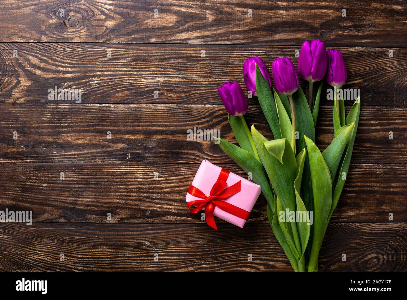 Tulpen Blumen und Geschenkverpackung. Stockfoto