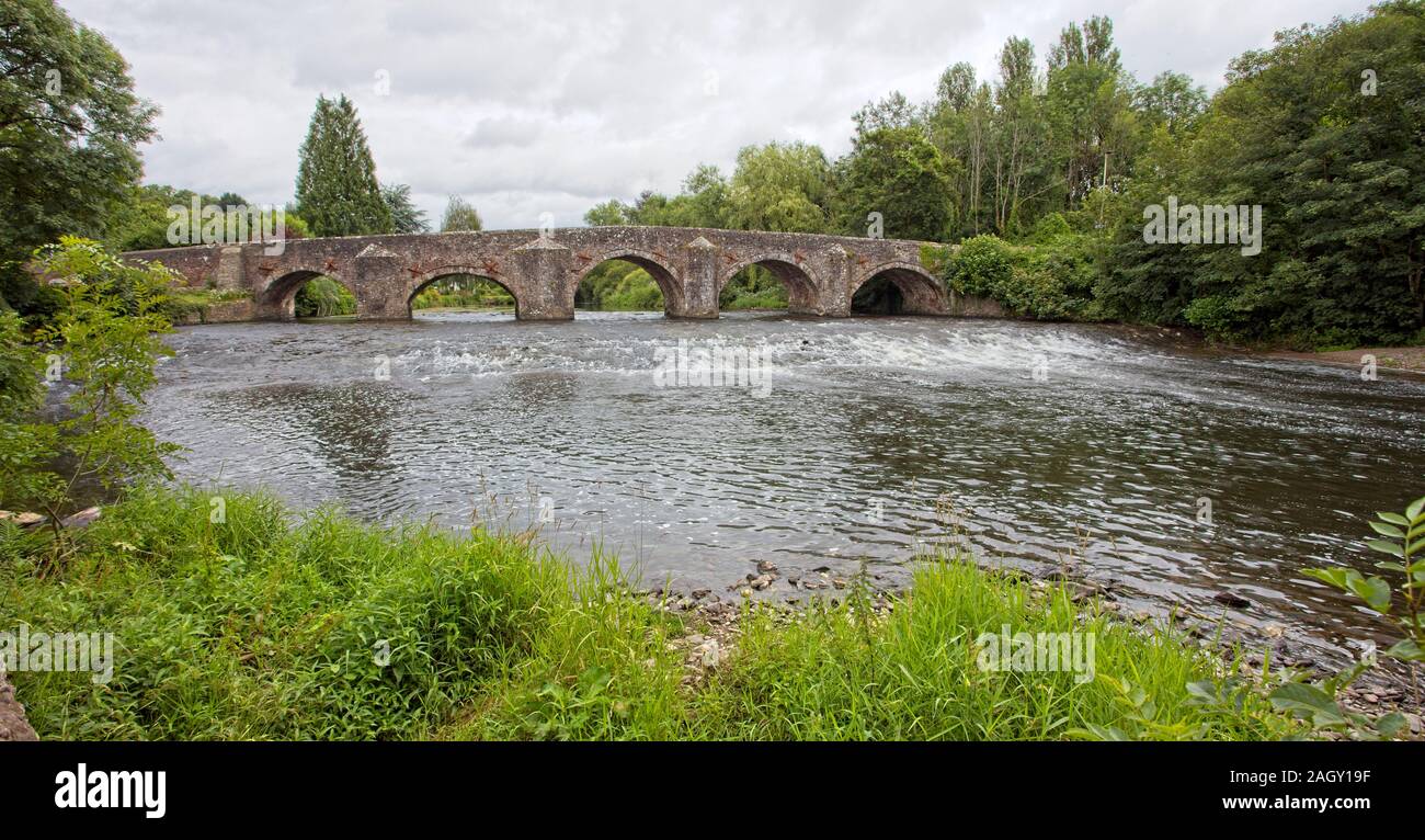 Die antike Steinbrücke über den Fluss Exe an Bickleigh, Devon, England, UK. (HDR) im Jahre 1809 erbaut. Stockfoto