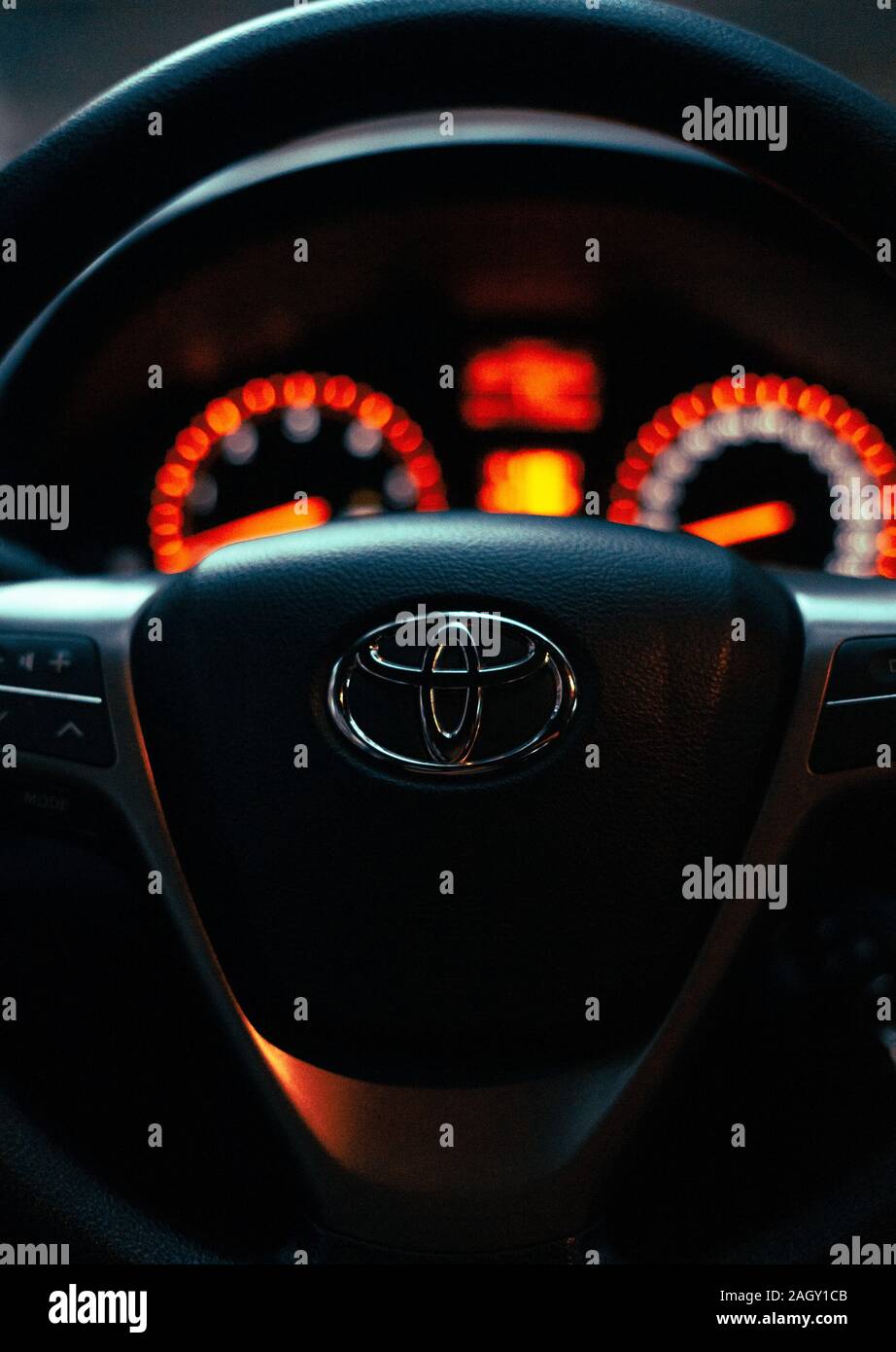 Toyota Avensis cockpit Rad im Wald Stockfoto