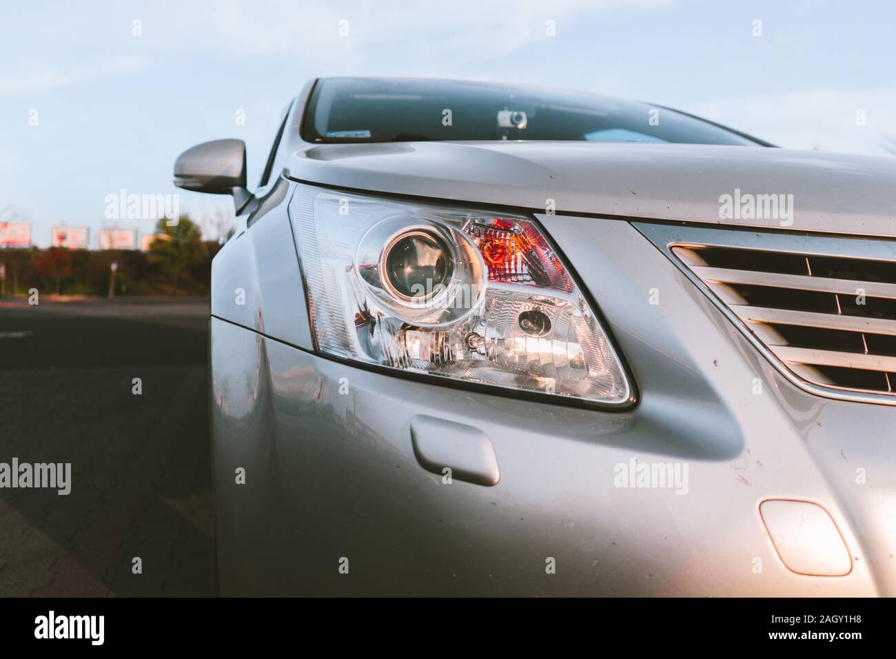 Toyota Avensis vorne Licht im Himmel Hintergrund beim Sonnenuntergang Stockfoto
