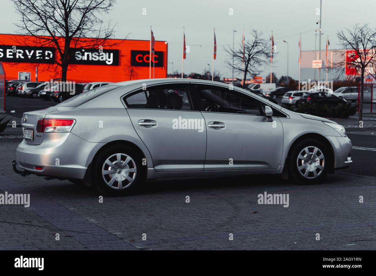 Toyota Avensis auf Park in der Stadt Stockfoto