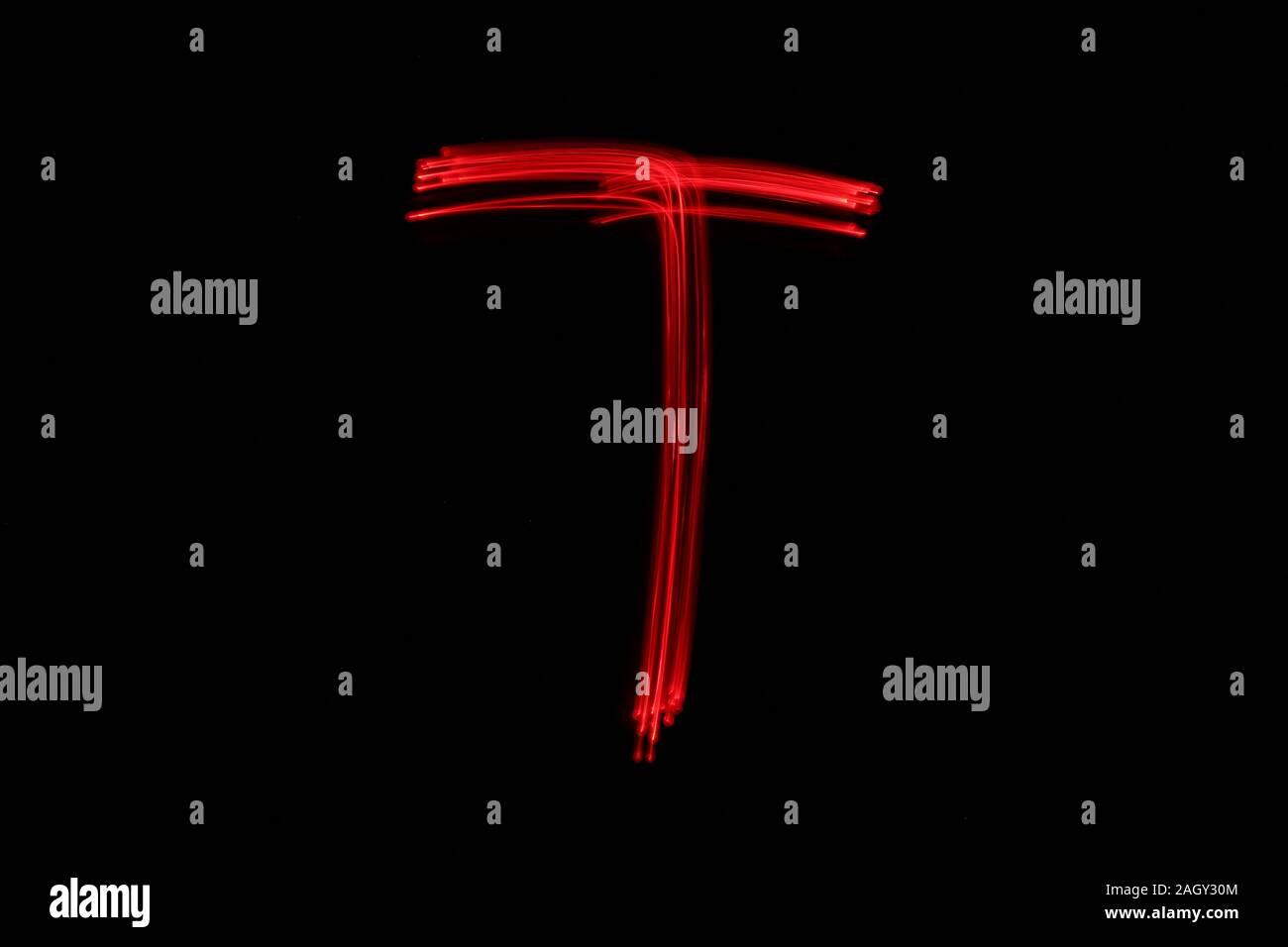 Licht Malerei Fotografie der Buchstaben des Alphabets, die Lichterketten in Neon Rot Farbe vor einem schwarzen Hintergrund dargestellt. Fotos mit langer Belichtungszeit. Stockfoto