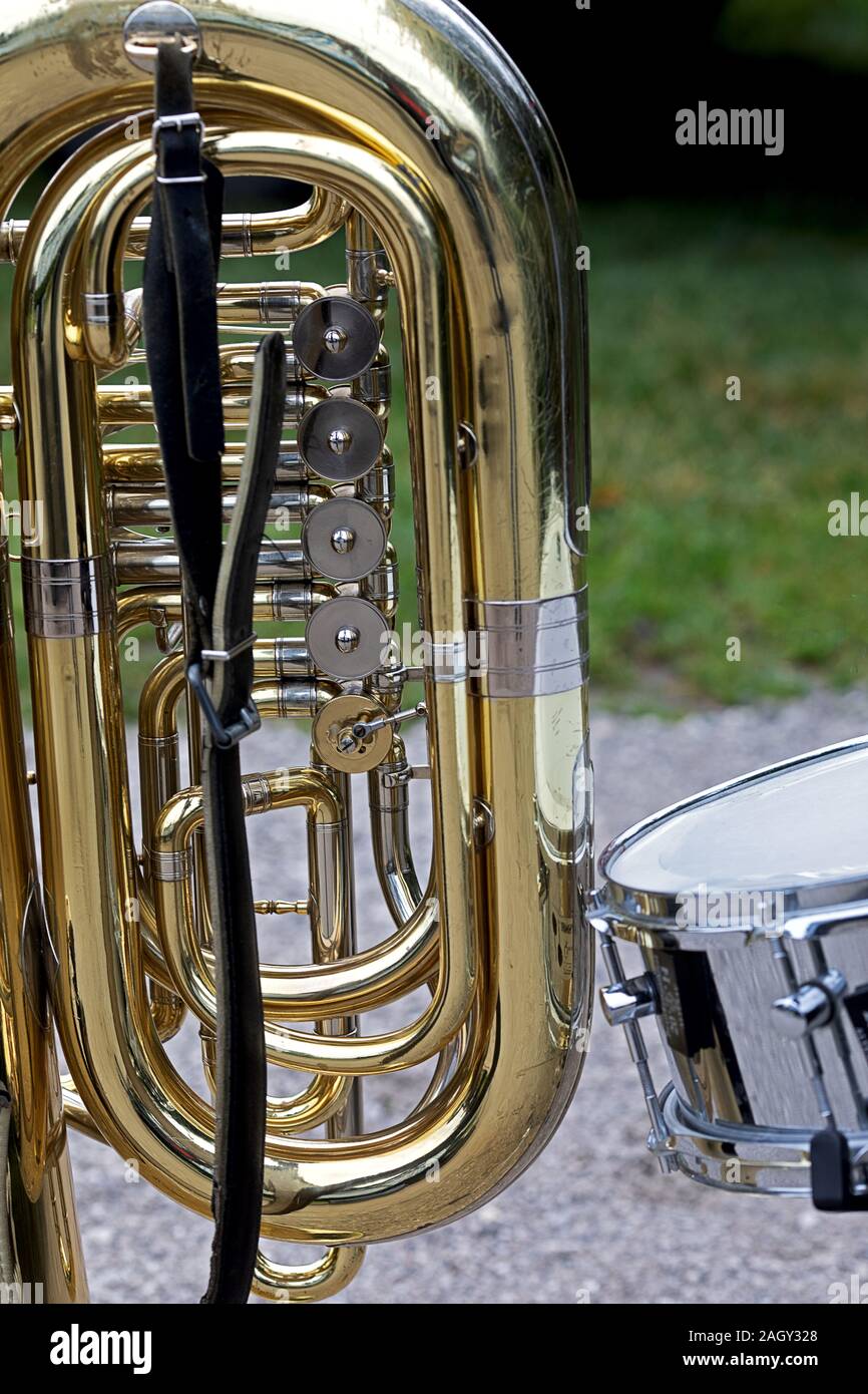 Teilansicht eines goldenen colrored Tuba und einer silbernen Drum an einer bayerischen Festival Stockfoto
