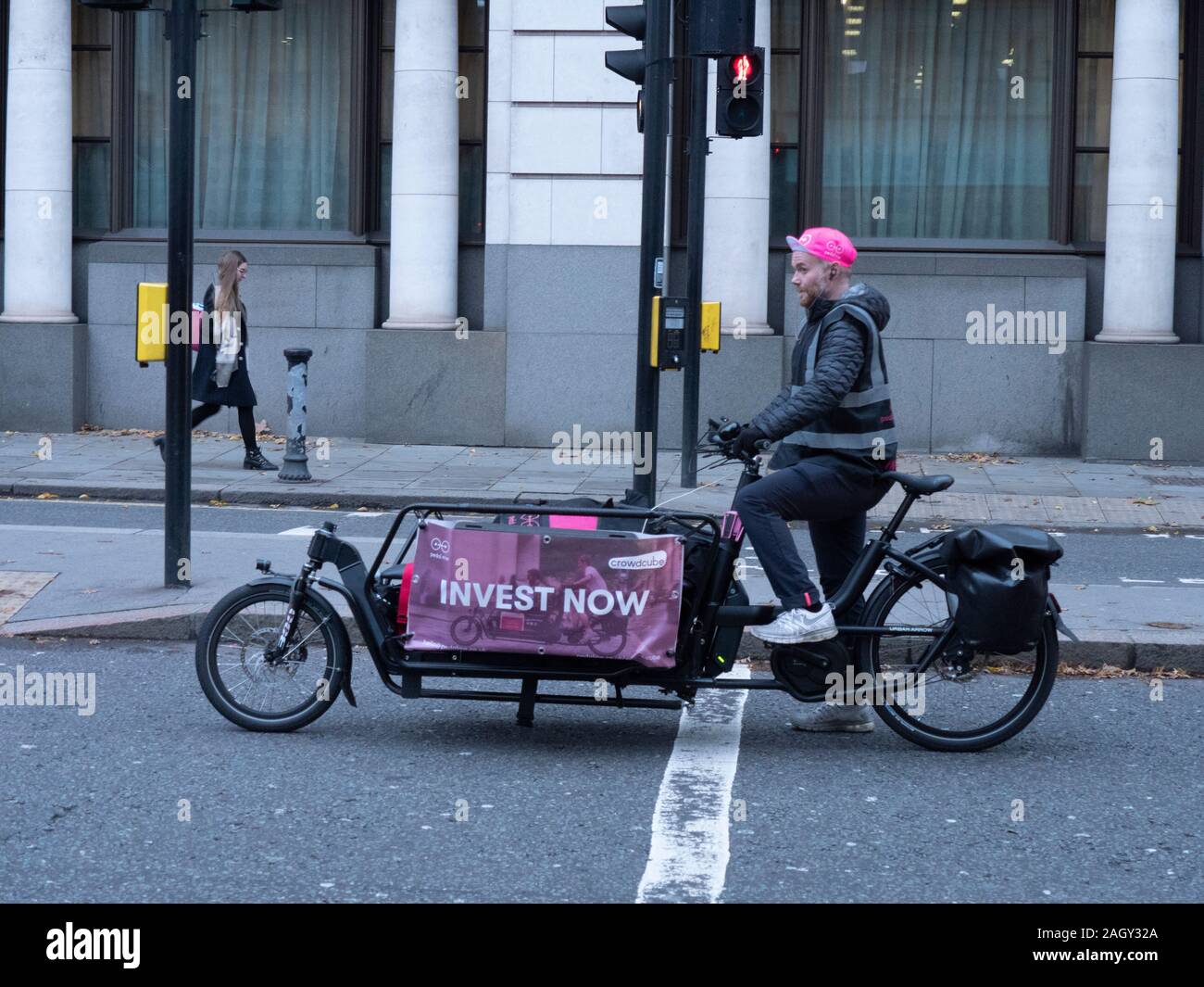 London cycle Kurier auf Pedal mir Fahrrad mit Crowdcube investieren Sie jetzt anmelden Anzeige an der Seite des Cargo Bike Stockfoto