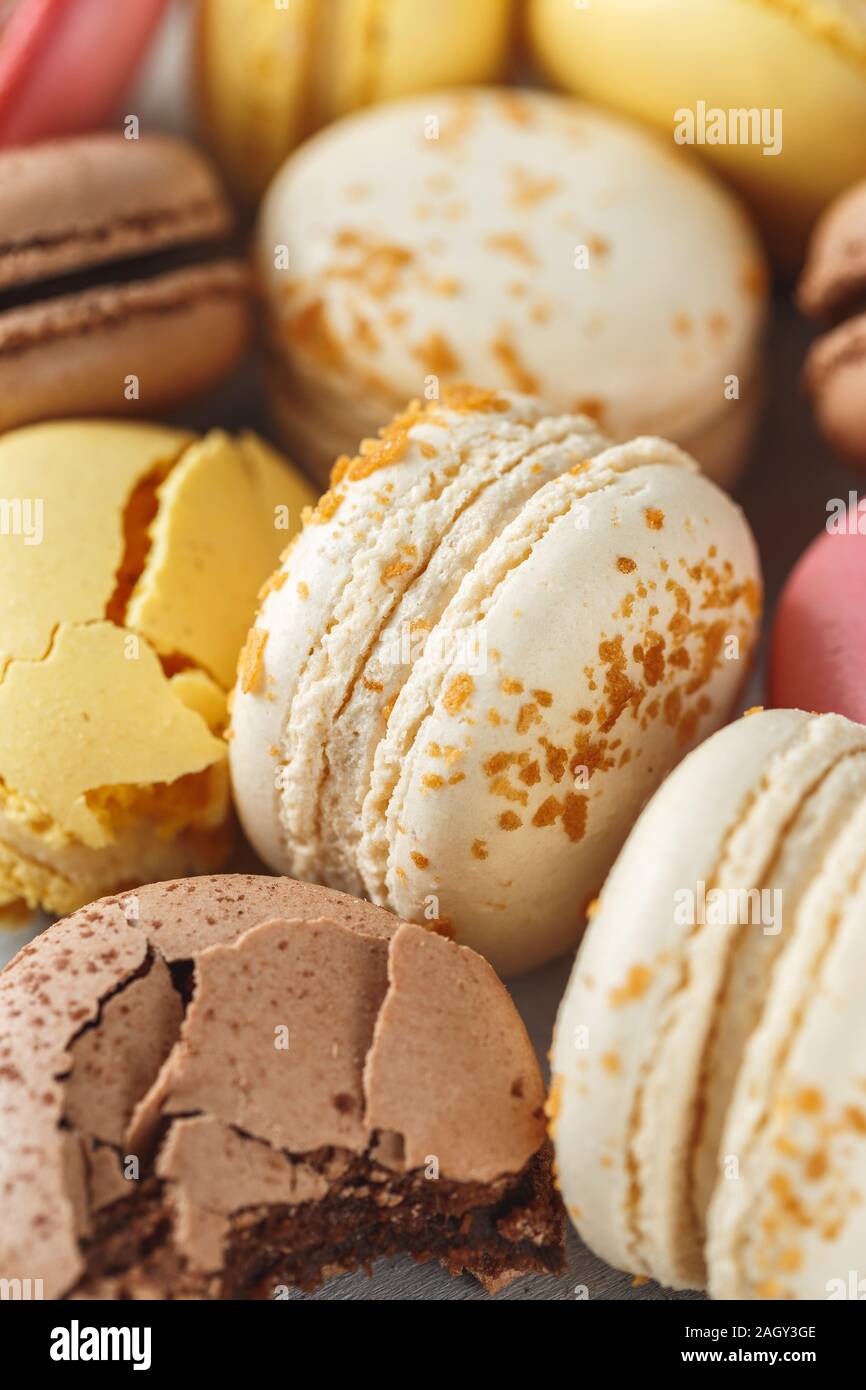Schließen Sie herauf Bild der pastellfarbenen Macarons als Hintergrund, Makroaufnahme, selektiver Fokus Stockfoto