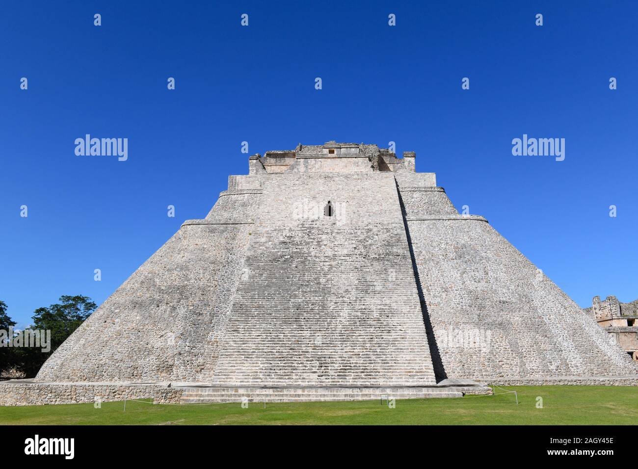 Pyramide des Zauberers in Uxmal, einer alten Maya Stadt der klassischen Periode in der puuc Region der östlichen Halbinsel Yucatan, Mexiko Stockfoto