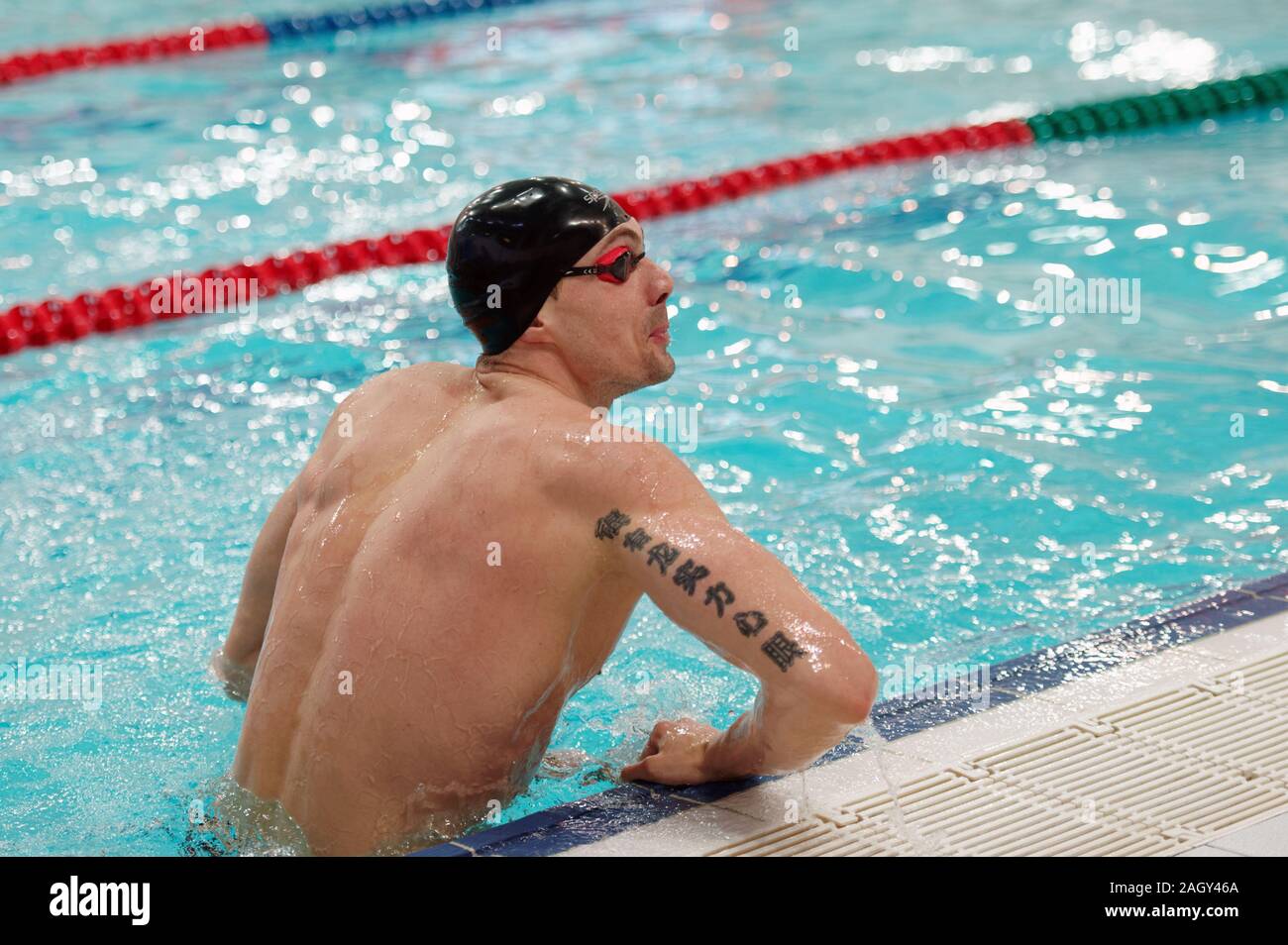 St. Petersburg, Russland - Dezember 20, 2019: Sergei Fesikov wartet auf die offiziellen Ergebnisse der Männer 50 m Rückenschwimmen schwimmen Wettkämpfe von Salnikov Cup 2019 Stockfoto