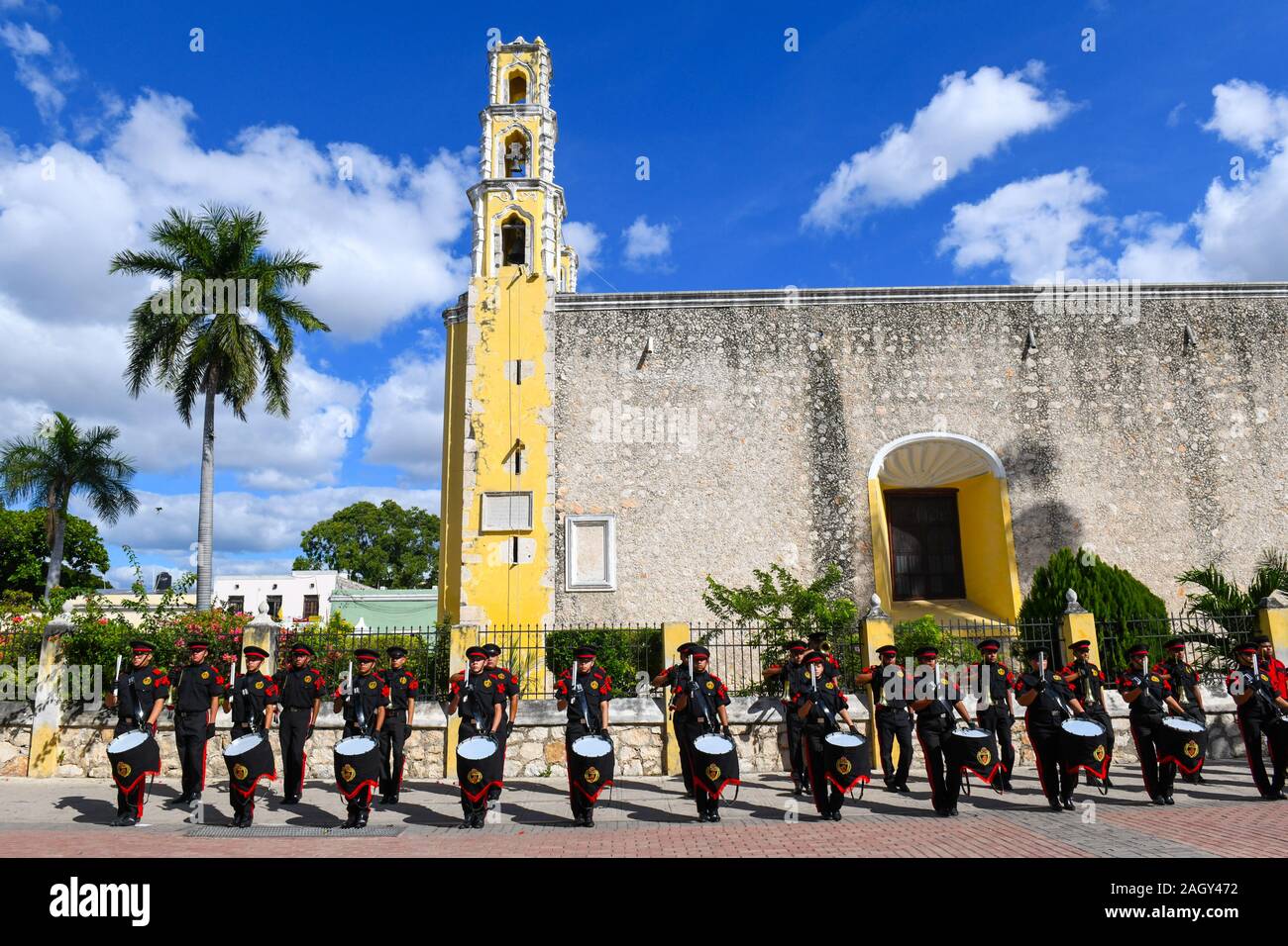 Marching Band Drumming auf Revolution Tag, Iglesia San Juan Bautista, Parque San Juan Merida, Mexiko Stockfoto