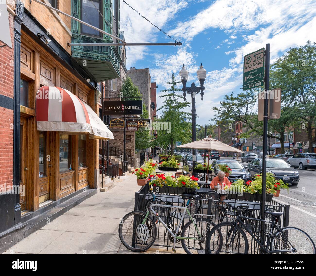 Geschäfte und La Fournette Cafe und Bäckerei in Old Town Chicago, North Wells Street, Chicago, Illinois, USA Stockfoto