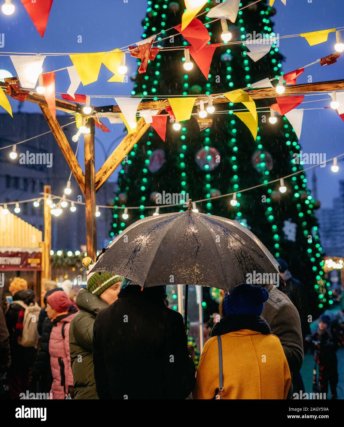 Minsk, Weißrussland - Dezember 21: Menschen unter dem Dach auf einem Weihnachtsmarkt in der Innenstadt, in der Nähe von Komarovsky Markt. Kein Schnee Konzept Stockfoto