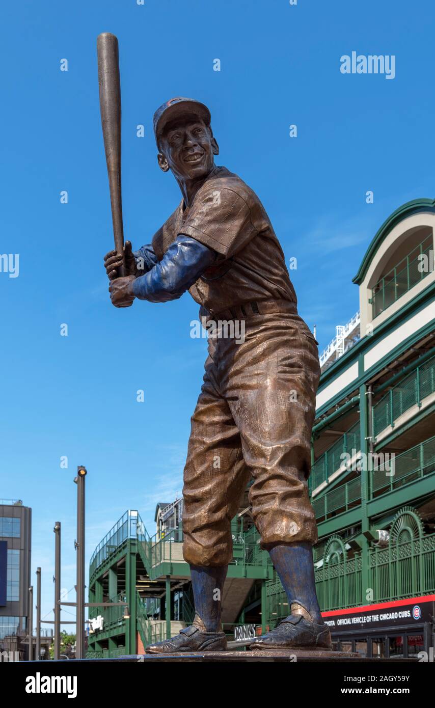 Statue der Chicago Cubs Baseballspieler, Ernie Banks, außerhalb Wrigley Field, Chicago, Illinois, USA Stockfoto