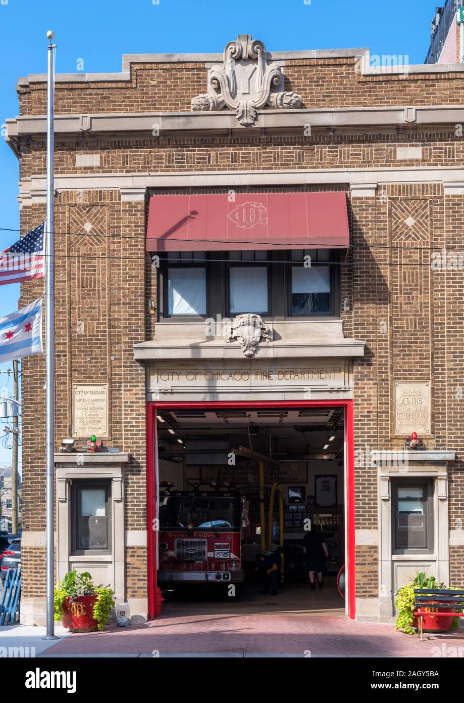 Stadt Chicago Feuerwehr Fire Station außerhalb Wrigley Field Baseball Park, Chicago, Illinois, USA Stockfoto