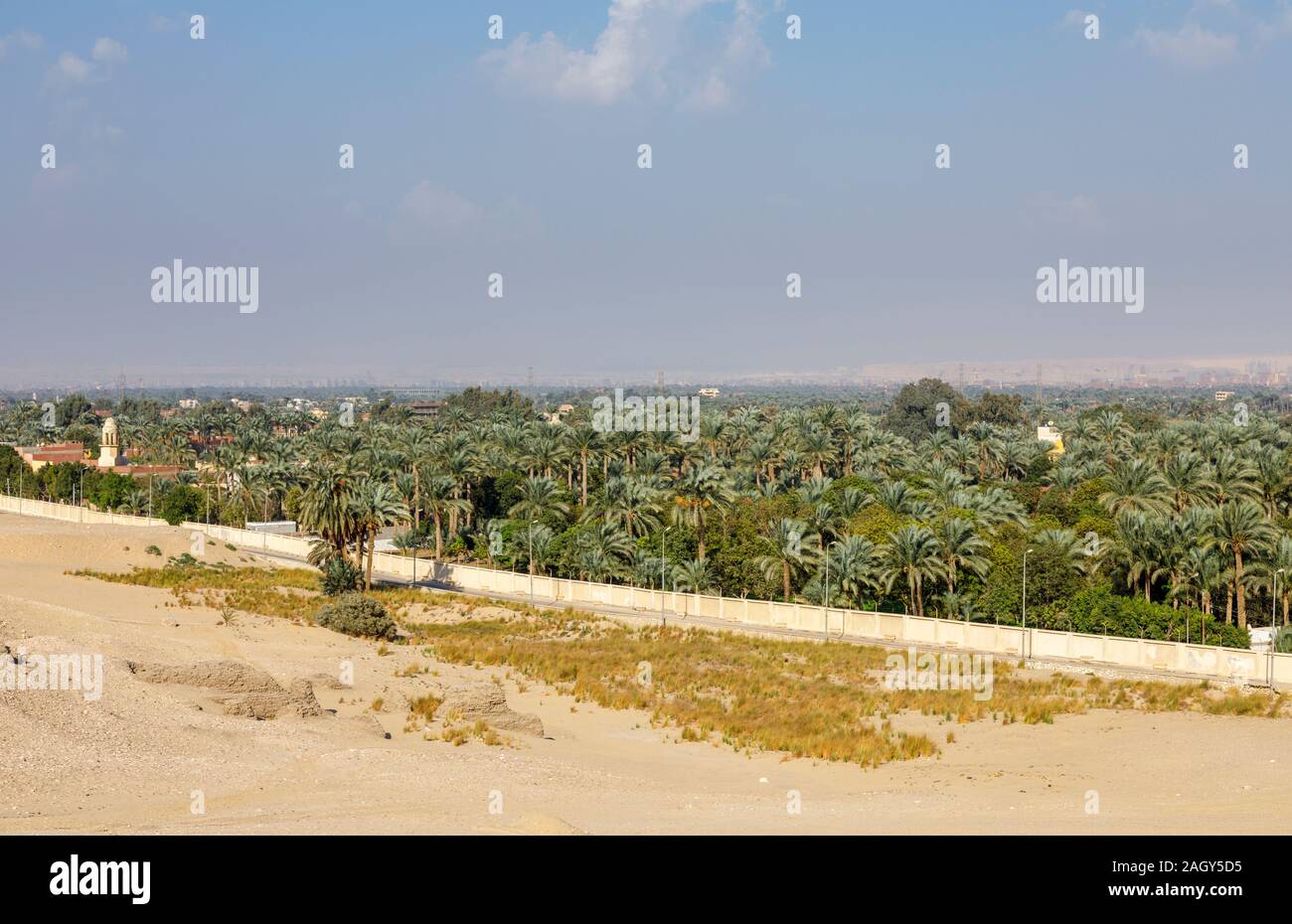 Panoramablick von der Nekropole von Saqqara über der Wüste Sahara in Richtung der Skyline des modernen Kairo, Ägypten, 2. Stockfoto