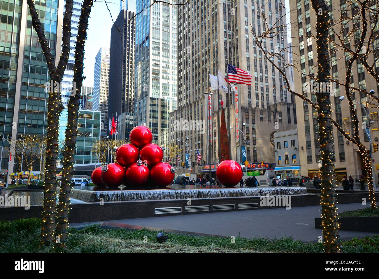 Weihnachtsdekorationen, 5th Avenue, New York City, USA Stockfoto