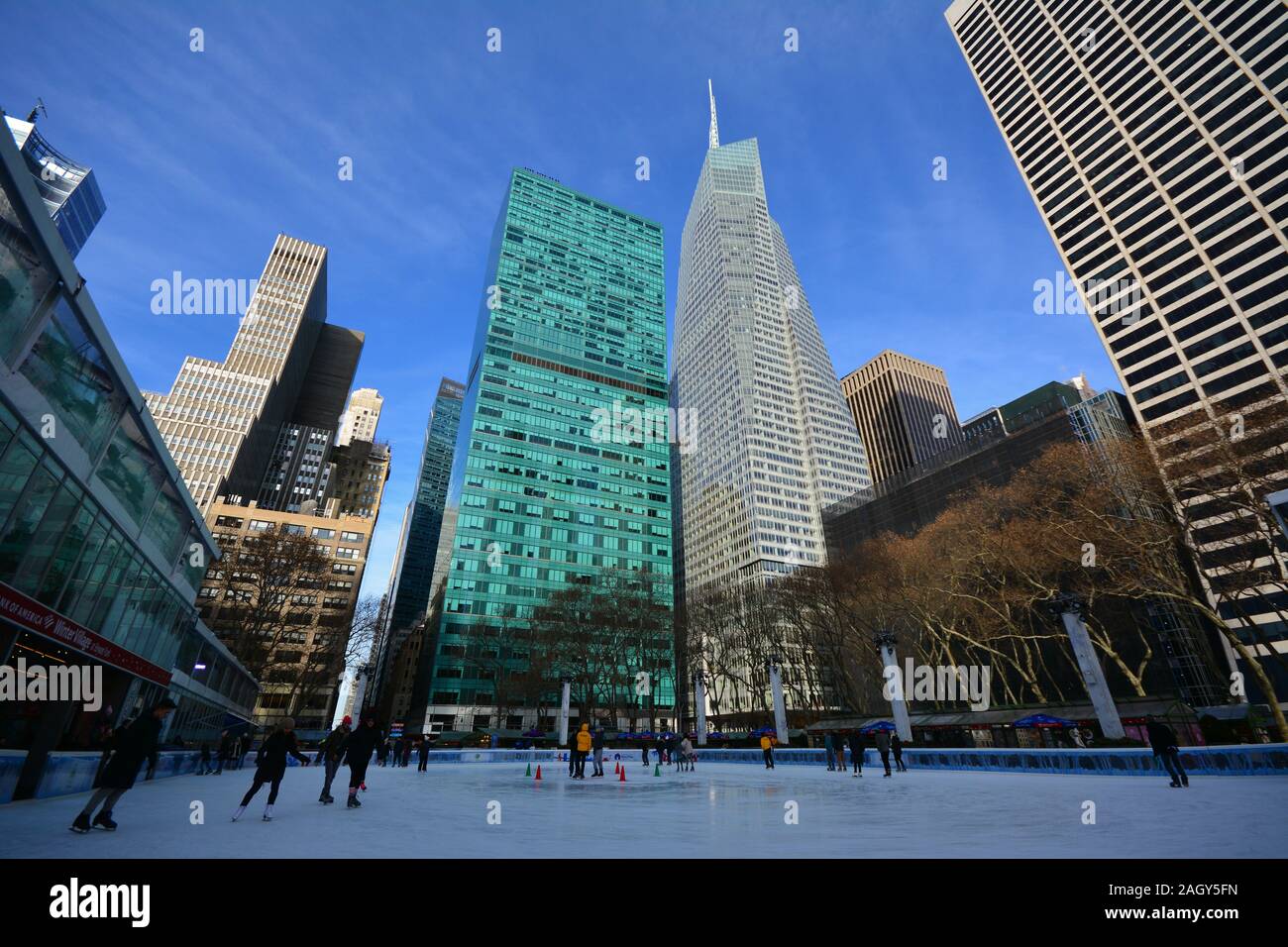 Bryant Park Eisbahn zu Weihnachten, New York City, USA Stockfoto