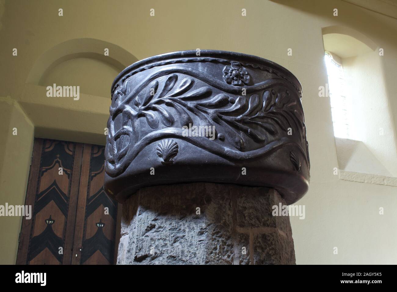 Eine Schriftart mit einer naturalistischen Design in St Marks Kirche, Brithdir, in der Nähe von Dolgellau, Wales. Stockfoto