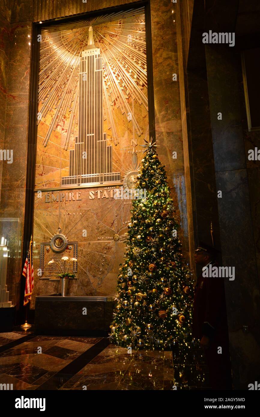 Weihnachtsbaum im Foyer des Empire State Building Stockfoto