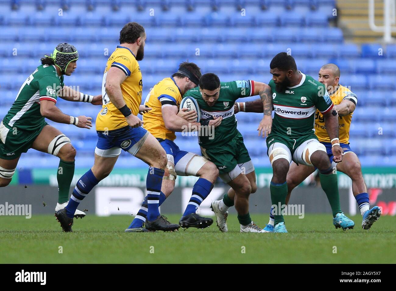 READING, ENGLAND - 22. Dezember Matt Rogerson von London Irish von Jamie Roberts der Badewanne Rugby während der gallagher Premiership Übereinstimmung zwischen London Irish und Badewanne Rugby im Madejski Stadium angegangen, Lesen am Sonntag, den 22. Dezember 2019. (Credit: Jacques Feeney | MI Nachrichten) das Fotografieren dürfen nur für Zeitung und/oder Zeitschrift redaktionelle Zwecke verwendet werden, eine Lizenz für die gewerbliche Nutzung Kreditkarte erforderlich: MI Nachrichten & Sport/Alamy leben Nachrichten Stockfoto