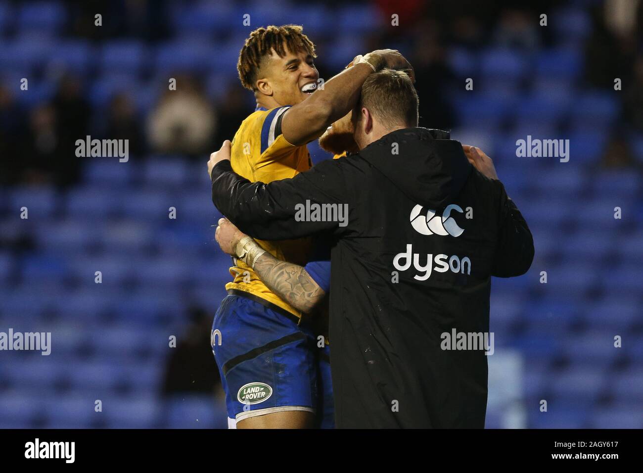 READING, ENGLAND - 22. Dezember Anthony Watson von Bath Rugby feiern Tom Homer von der Badewanne Rugby versuchen Sie, während der gallagher Premiership Übereinstimmung zwischen London Irish und Badewanne Rugby im Madejski Stadium, Lesen am Sonntag, den 22. Dezember 2019. (Credit: Jacques Feeney | MI Nachrichten) das Fotografieren dürfen nur für Zeitung und/oder Zeitschrift redaktionelle Zwecke verwendet werden, eine Lizenz für die gewerbliche Nutzung Kreditkarte erforderlich: MI Nachrichten & Sport/Alamy leben Nachrichten Stockfoto