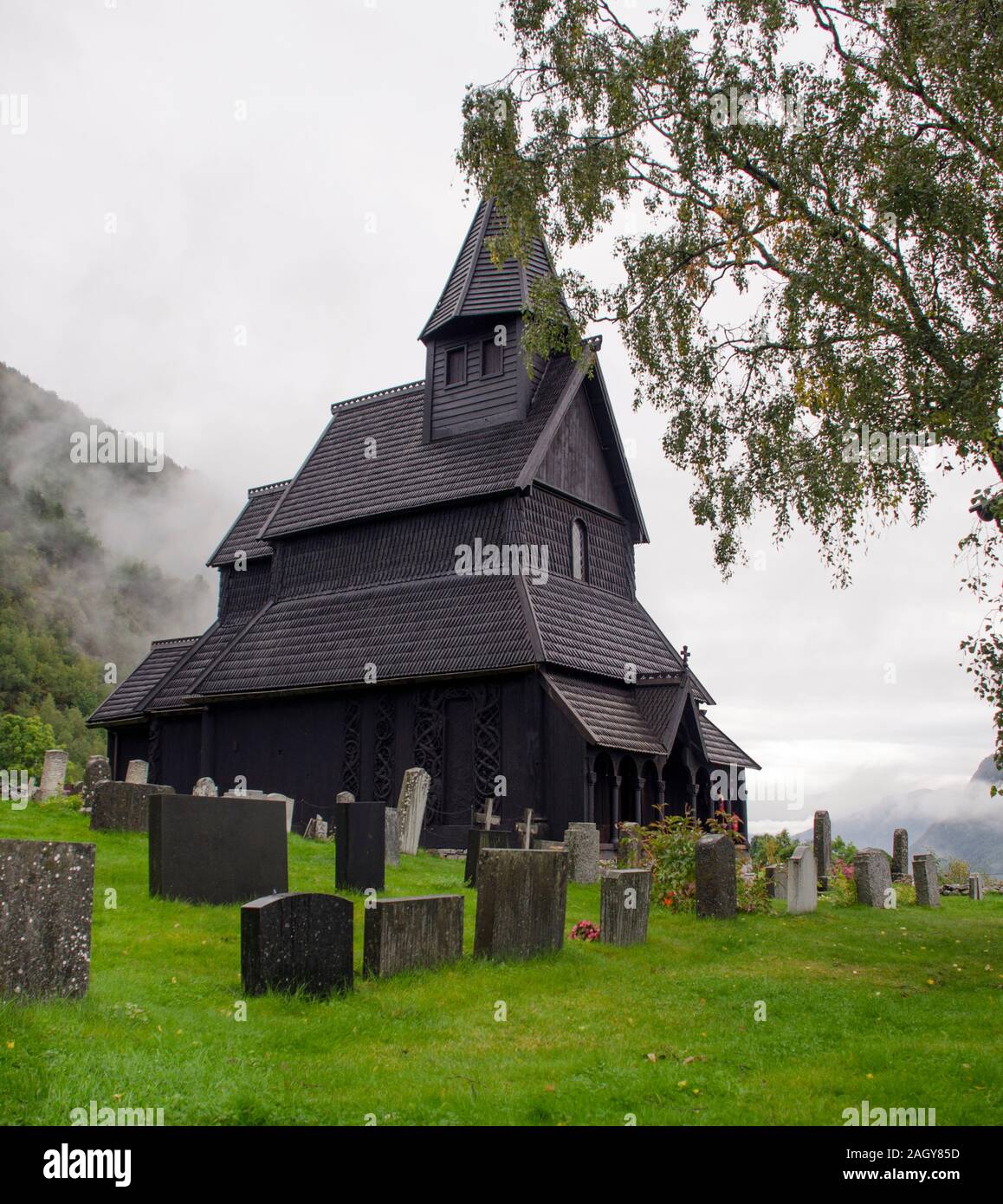 Urnes Stabkirche ist ein aus dem 12. Jahrhundert Stabkirche in Urnes, entlang des Lustrafjorden in der Gemeinde Glanz in Sogn und Fjordane County, Norwegen. Stockfoto