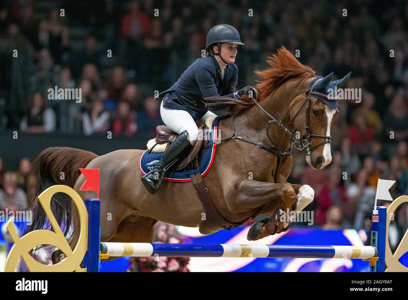 London. Vereinigtes Königreich. 22. Dezember 2019. Springen. Sieger Jodie Hall-Mc Ateer (GBR), Salt'n'Peppa in der Voltaire Design unter 25 Meisterschaft an der London International Horse Show. Kredit Elli Birke/SIP-Foto Agentur/Alamy leben Nachrichten. Stockfoto