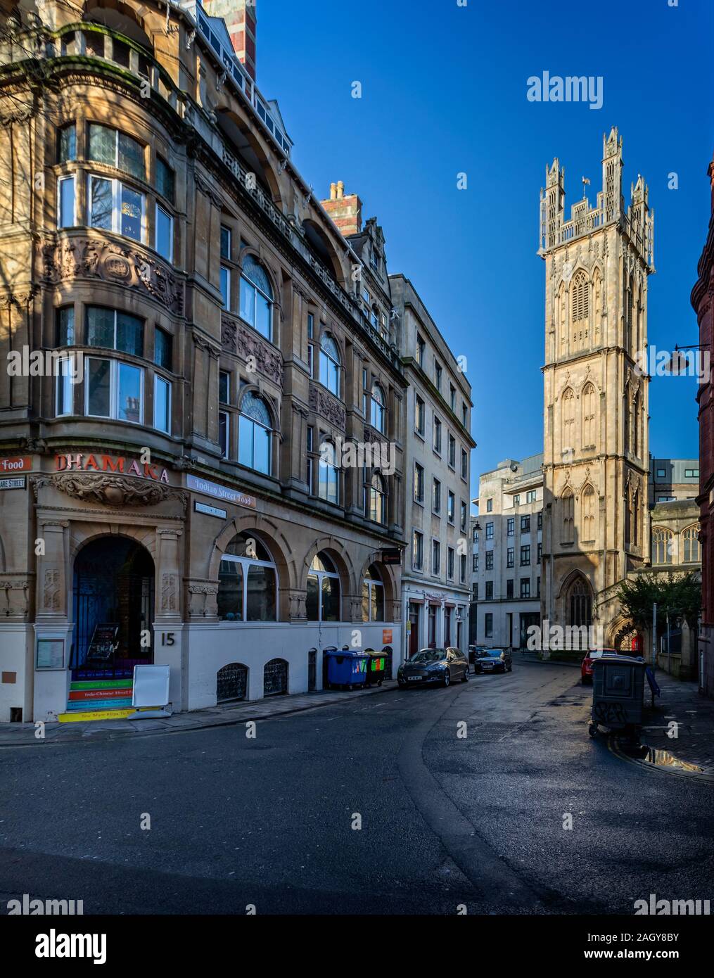 Blick auf die St. Stephen's Church und die umliegenden Gebäude in St. Stephen's Avenue, Central Bristol, Avon, Großbritannien am 21. Dezember 2019 Stockfoto